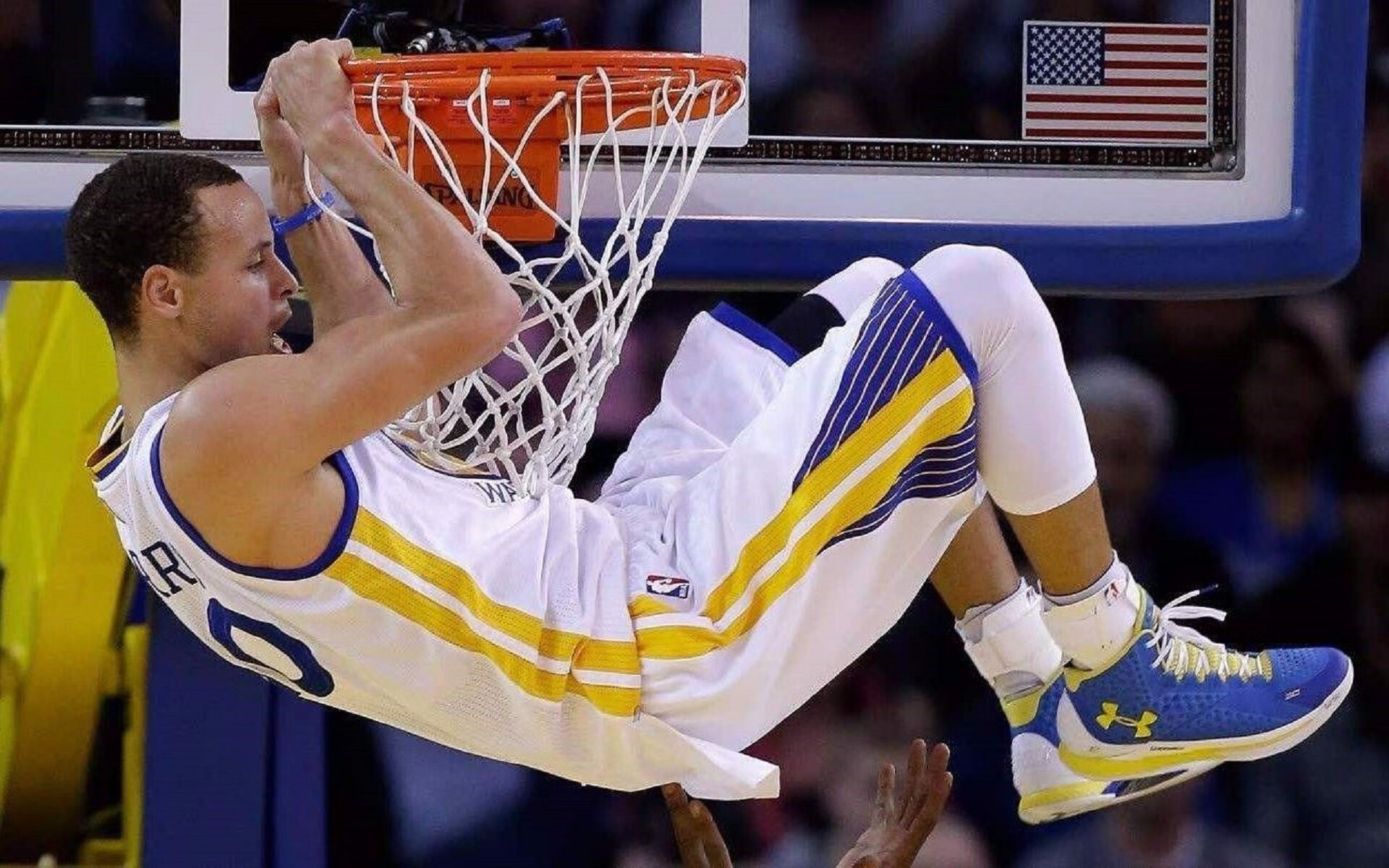 开云综合服务-托里·哈斯克冲线瞬间引爆现场，哈里托马斯nba